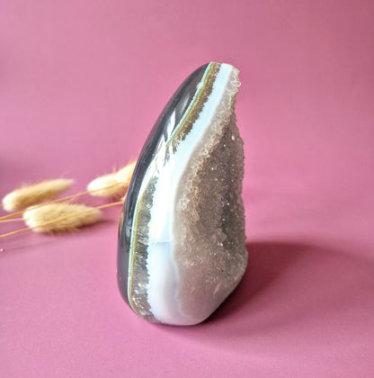 Druzy Grauer Achat - Tropfenförmiger stehender Edelsteinkristall - Nr. 12. 86 Gramm