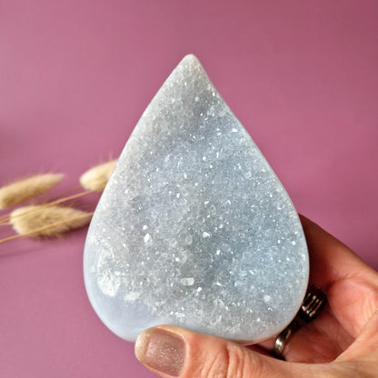 Druzy Grauer Achat - Tropfenförmiger stehender Edelsteinkristall - Nr. 12. 86 Gramm