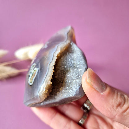 Druzy Grauer Achat - Tropfenförmiger stehender Edelsteinkristall - Nr. 12. 86 Gramm