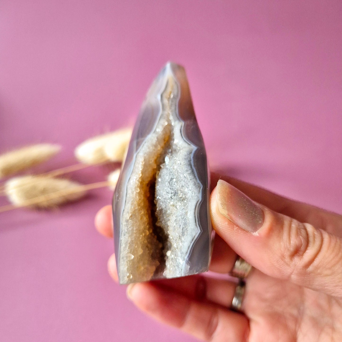 Druzy Grauer Achat - Tropfenförmiger stehender Edelsteinkristall - Nr. 12. 86 Gramm