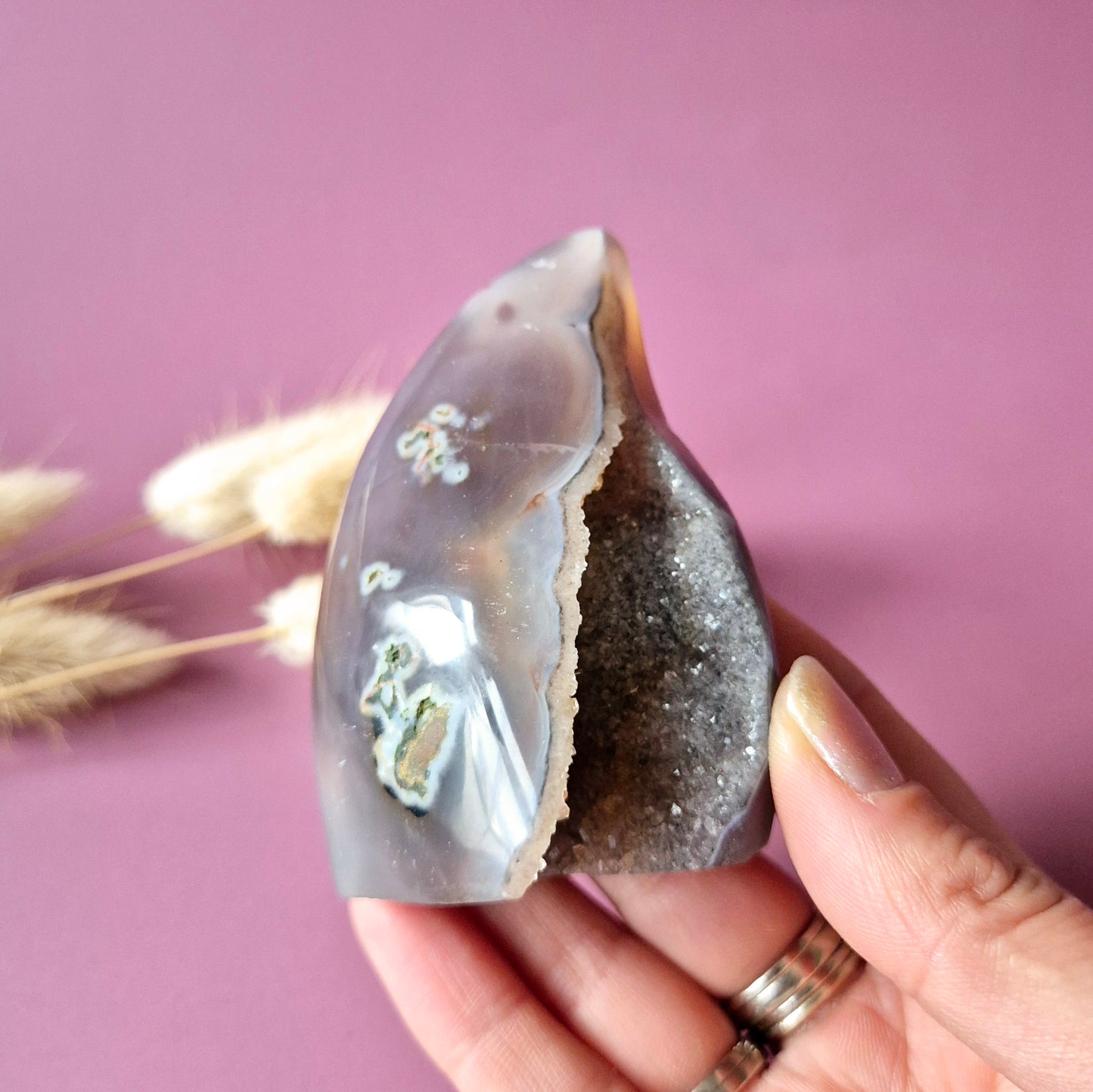 Druzy Grauer Achat - Tropfenförmiger stehender Edelsteinkristall - Nr. 12. 86 Gramm