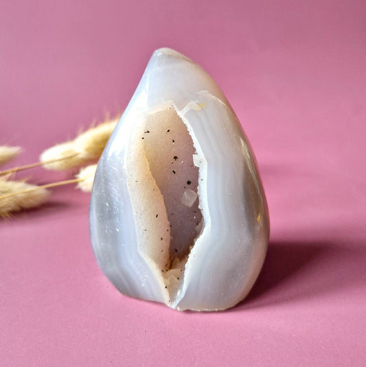 Druzy Grauer Achat - Tropfenförmiger stehender Edelsteinkristall - Nr. 12. 86 Gramm