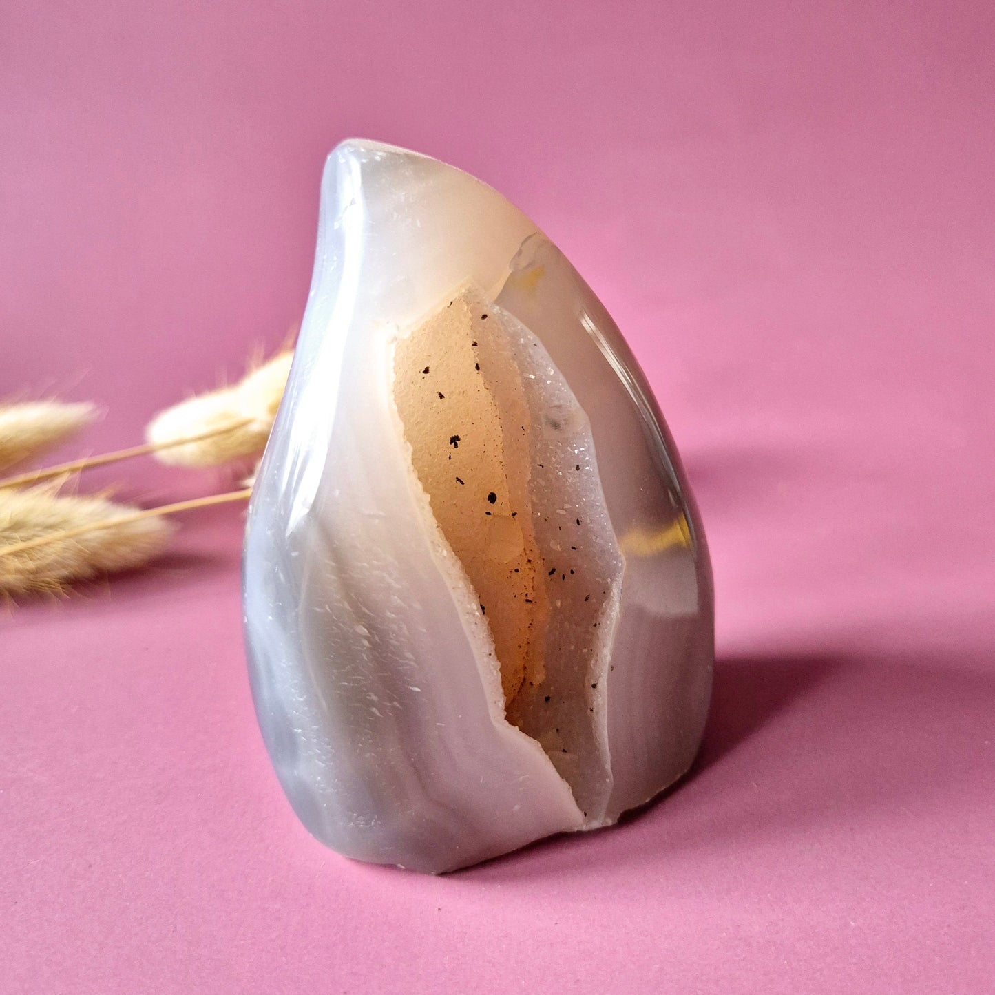 Druzy Grauer Achat - Tropfenförmiger stehender Edelsteinkristall - Nr. 12. 86 Gramm