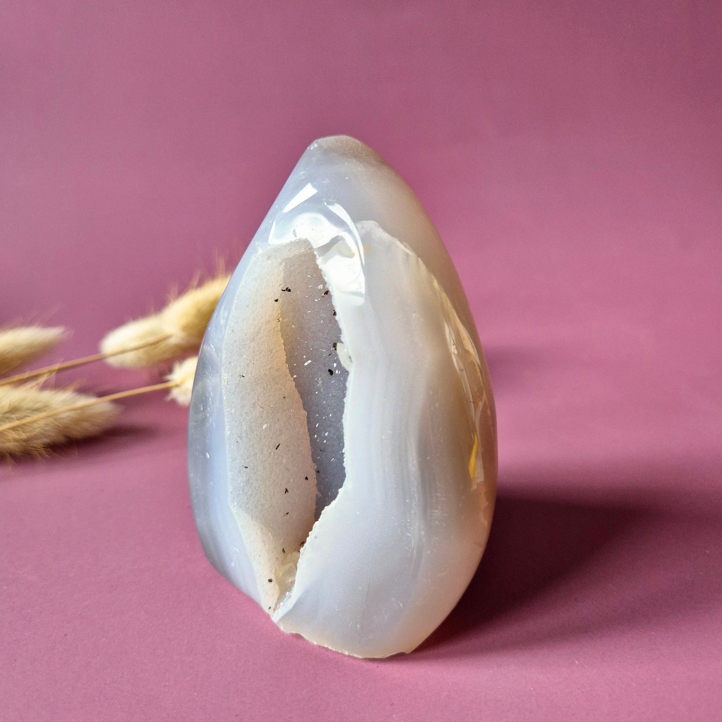 Druzy Grauer Achat - Tropfenförmiger stehender Edelsteinkristall - Nr. 12. 86 Gramm