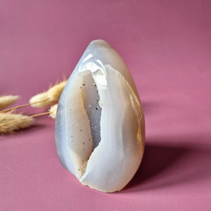 Druzy Grauer Achat - Tropfenförmiger stehender Edelsteinkristall - Nr. 12. 86 Gramm