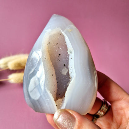 Druzy Grauer Achat - Tropfenförmiger stehender Edelsteinkristall - Nr. 12. 86 Gramm