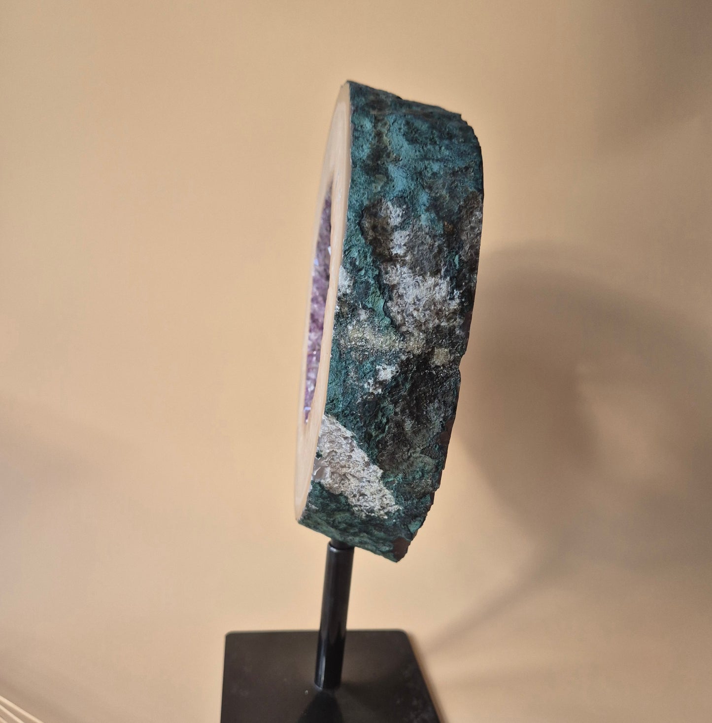 Edelsteen XXL Amethist–Agaat Ring op Metalen Standaard (2400 g)