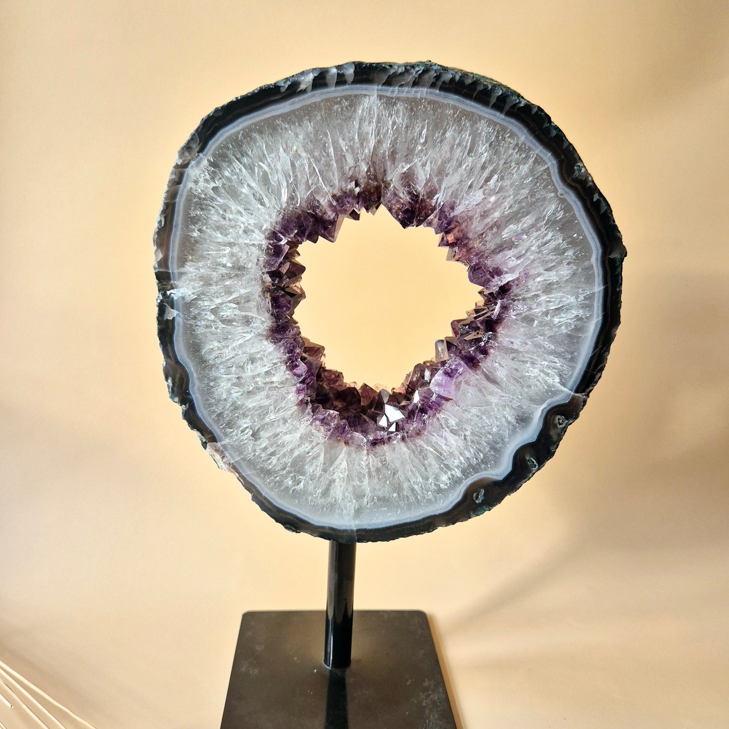 Edelsteen XXL Amethist–Agaat Ring op Metalen Standaard (2400 g)