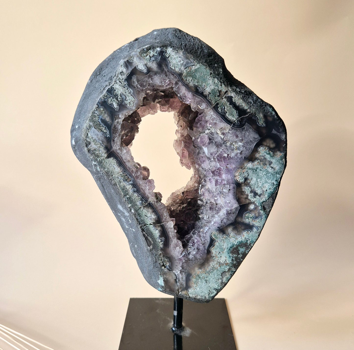 Edelsteen XXL Amethist Geode op Standaard (2,35 kg)