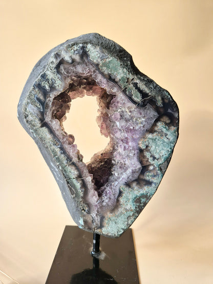 Edelsteen XXL Amethist Geode op Standaard (2,35 kg)