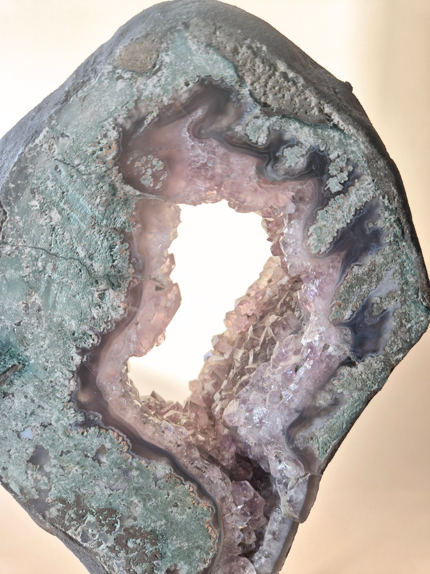 Edelsteen XXL Amethist Geode op Standaard (2,35 kg)