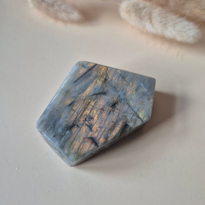 Edelstein Lila Labradorit Herz Palmstein – Intuition, Schutz &amp; Mystische Kraft