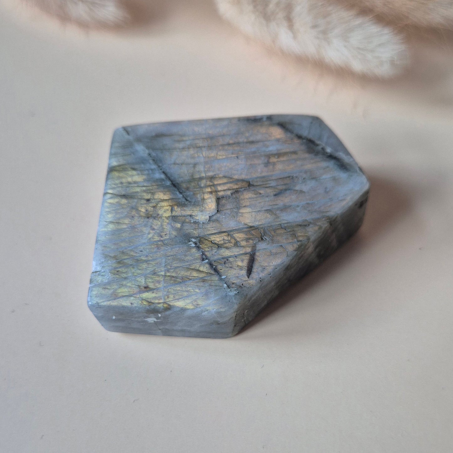 Edelstein Lila Labradorit Herz Palmstein – Intuition, Schutz &amp; Mystische Kraft