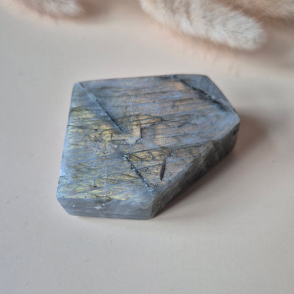 Edelstein Lila Labradorit Herz Palmstein – Intuition, Schutz &amp; Mystische Kraft