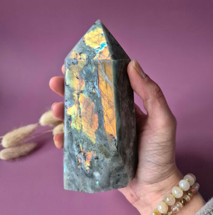 XL Edelsteen Paarse / Oranje Labradoriet Tower met Regenboog Flash – 646g