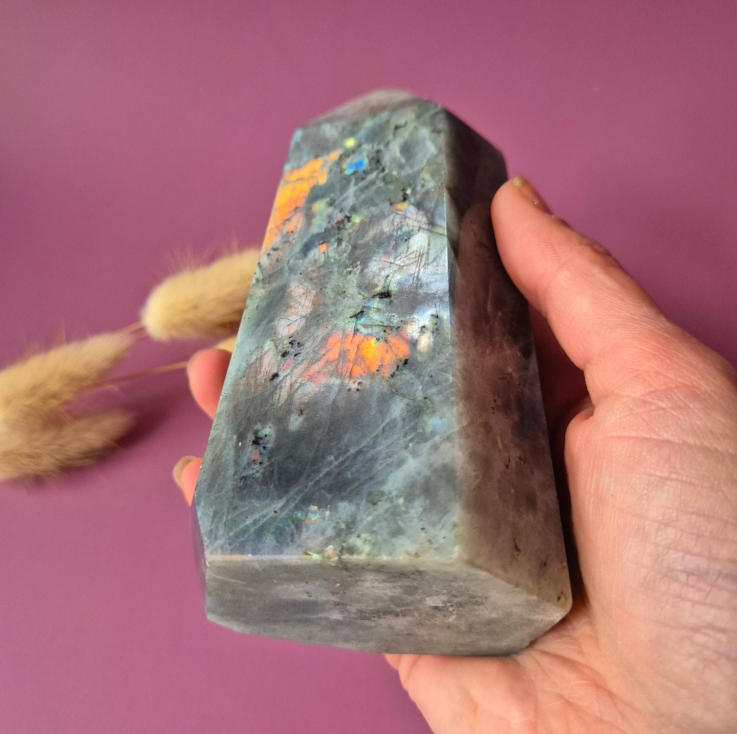 XL Edelsteen Paarse / Oranje Labradoriet Tower met Regenboog Flash – 646g