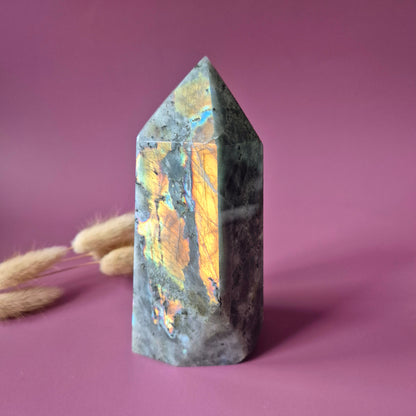 XL Edelsteen Paarse / Oranje Labradoriet Tower met Regenboog Flash – 646g
