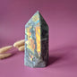 XL Edelsteen Paarse / Oranje Labradoriet Tower met Regenboog Flash – 646g