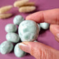 Edelsteen Larimar Trommelsteen 3-4cm – Rust • Vrouwelijke Energie • Innerlijke Vrijheid