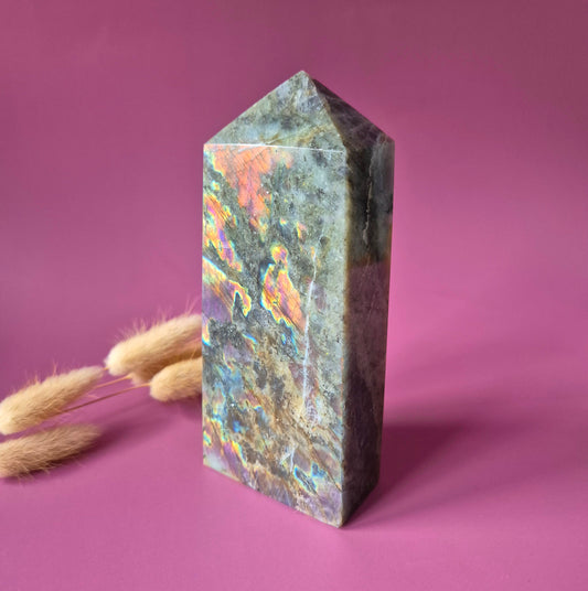 XL Edelsteen Paarse / Oranje Labradoriet Tower met Regenboog Flash – 568g