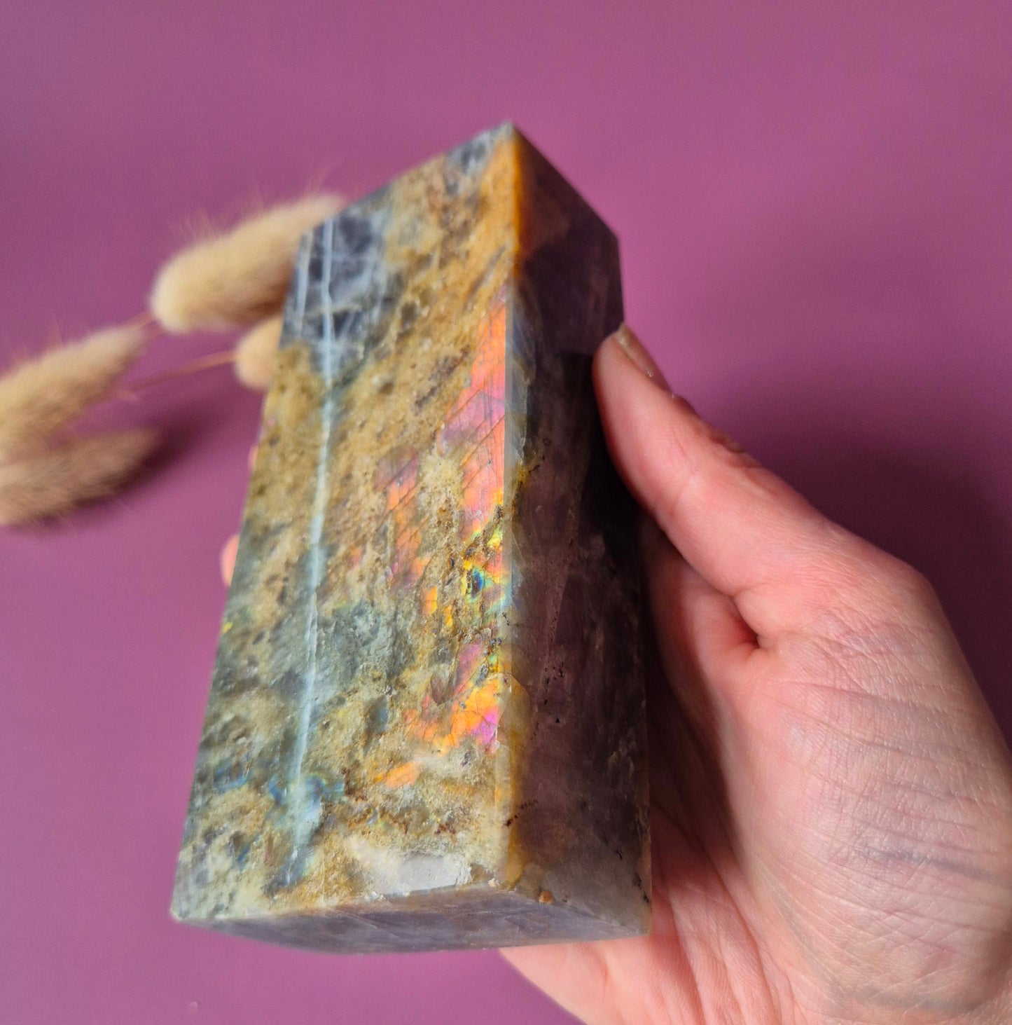 XL Edelsteen Paarse / Oranje Labradoriet Tower met Regenboog Flash – 568g