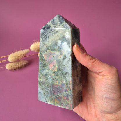 XL Edelsteen Paarse / Oranje Labradoriet Tower met Regenboog Flash – 439g