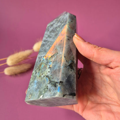 XL Edelsteen Paarse / Oranje Labradoriet Tower met Regenboog Flash – 375g