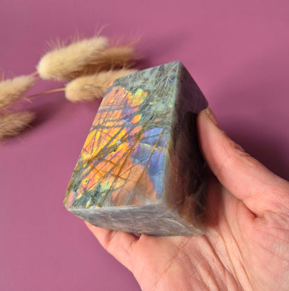 XL Edelsteen Paarse / Oranje Labradoriet Tower met Regenboog Flash – 367g