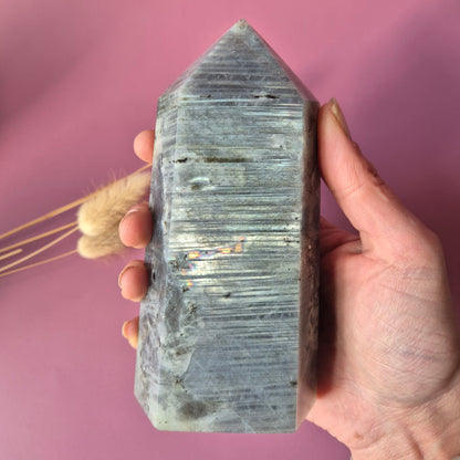 XL Edelsteen Paarse / Oranje Labradoriet Tower met Regenboog Flash – 579g