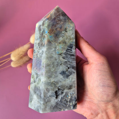 XL Edelsteen Paarse / Oranje Labradoriet Tower met Regenboog Flash – 579g
