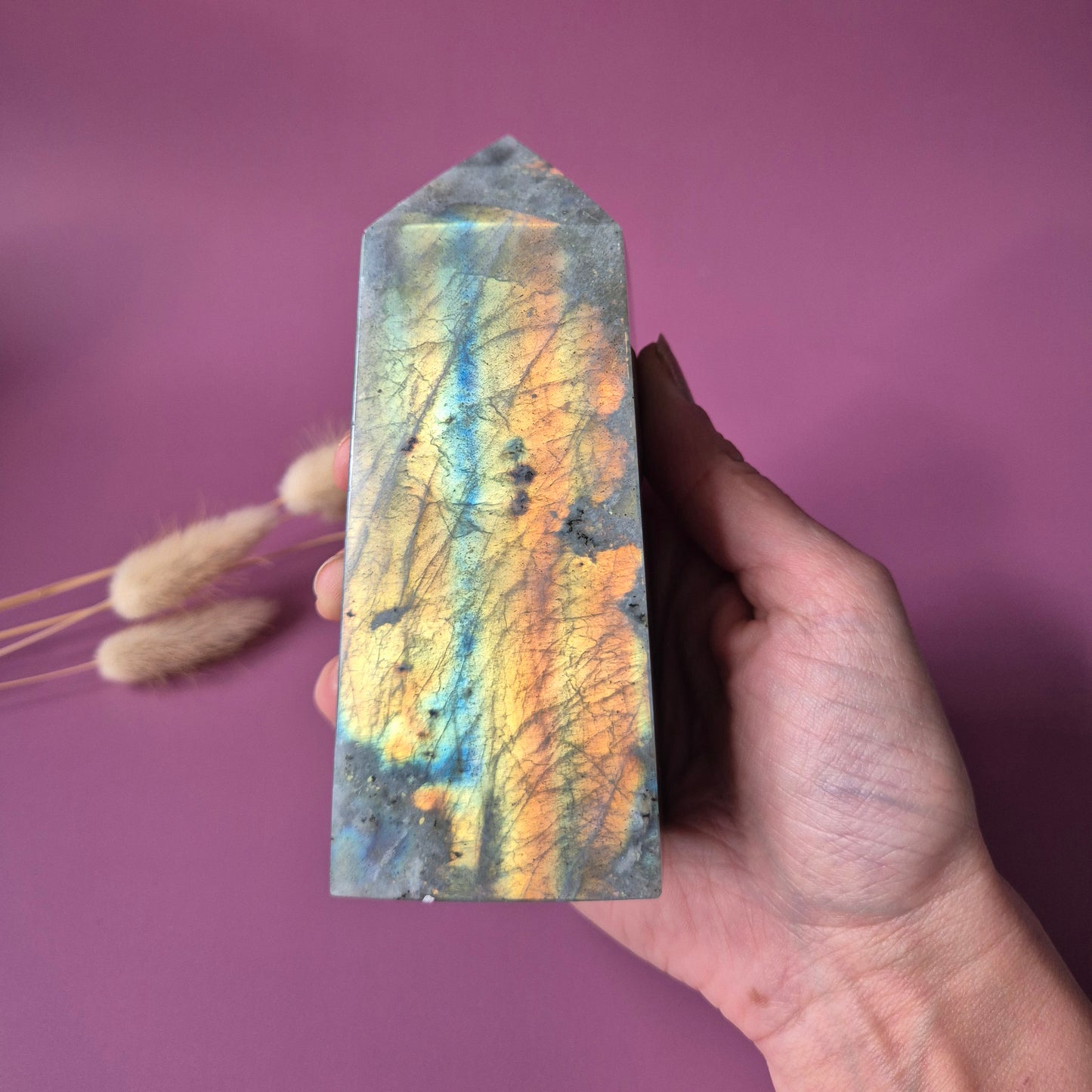 XL Edelsteen Paarse / Regenboog Labradoriet Tower met Rainbow Flash – 548g