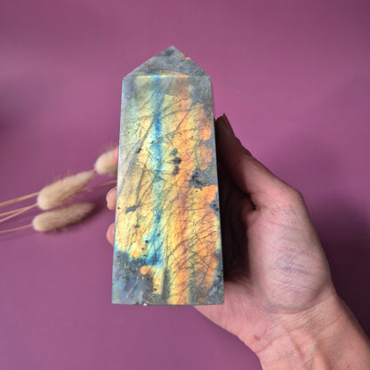 XL Edelsteen Paarse / Regenboog Labradoriet Tower met Rainbow Flash – 548g