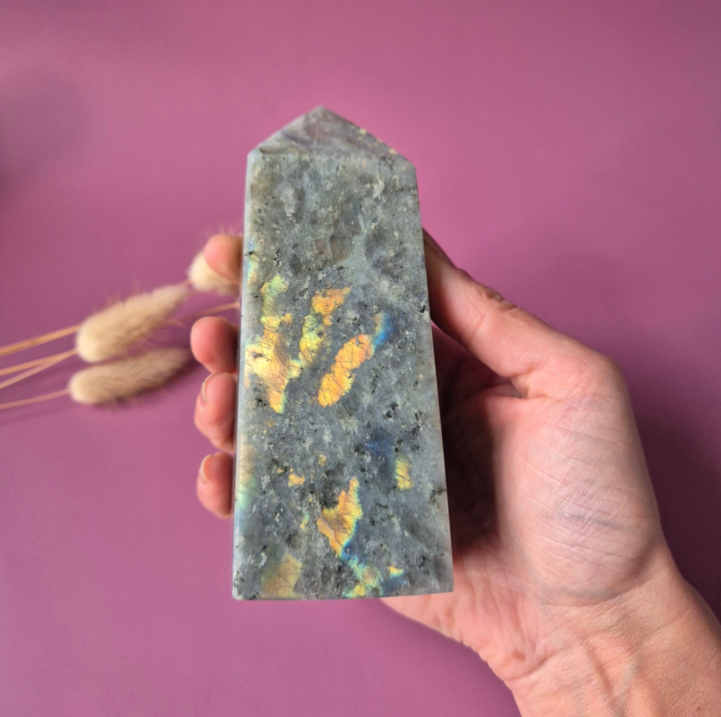 XL Edelsteen Paarse / Regenboog Labradoriet Tower met Rainbow Flash – 548g