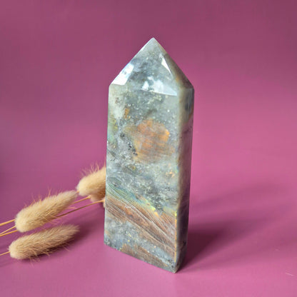 XL Edelsteen Paarse / Regenboog Labradoriet Tower met Oranje Flash – 256g