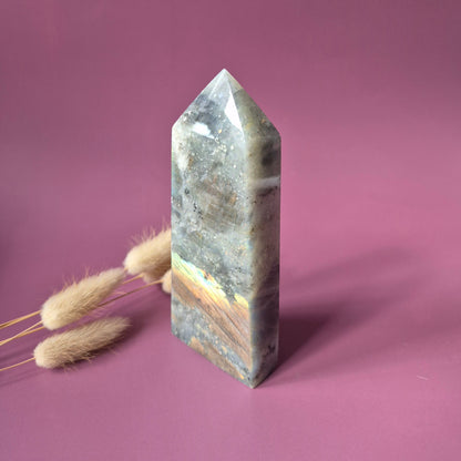 XL Edelsteen Paarse / Regenboog Labradoriet Tower met Oranje Flash – 256g