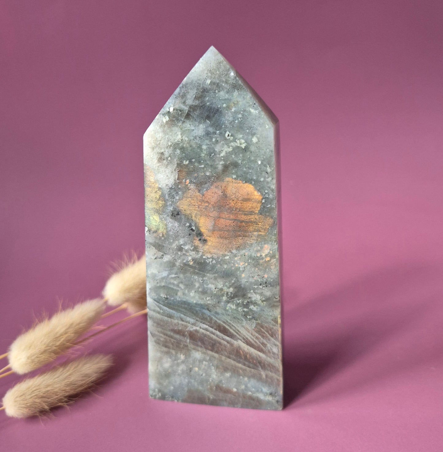 XL Edelsteen Paarse / Regenboog Labradoriet Tower met Oranje Flash – 256g