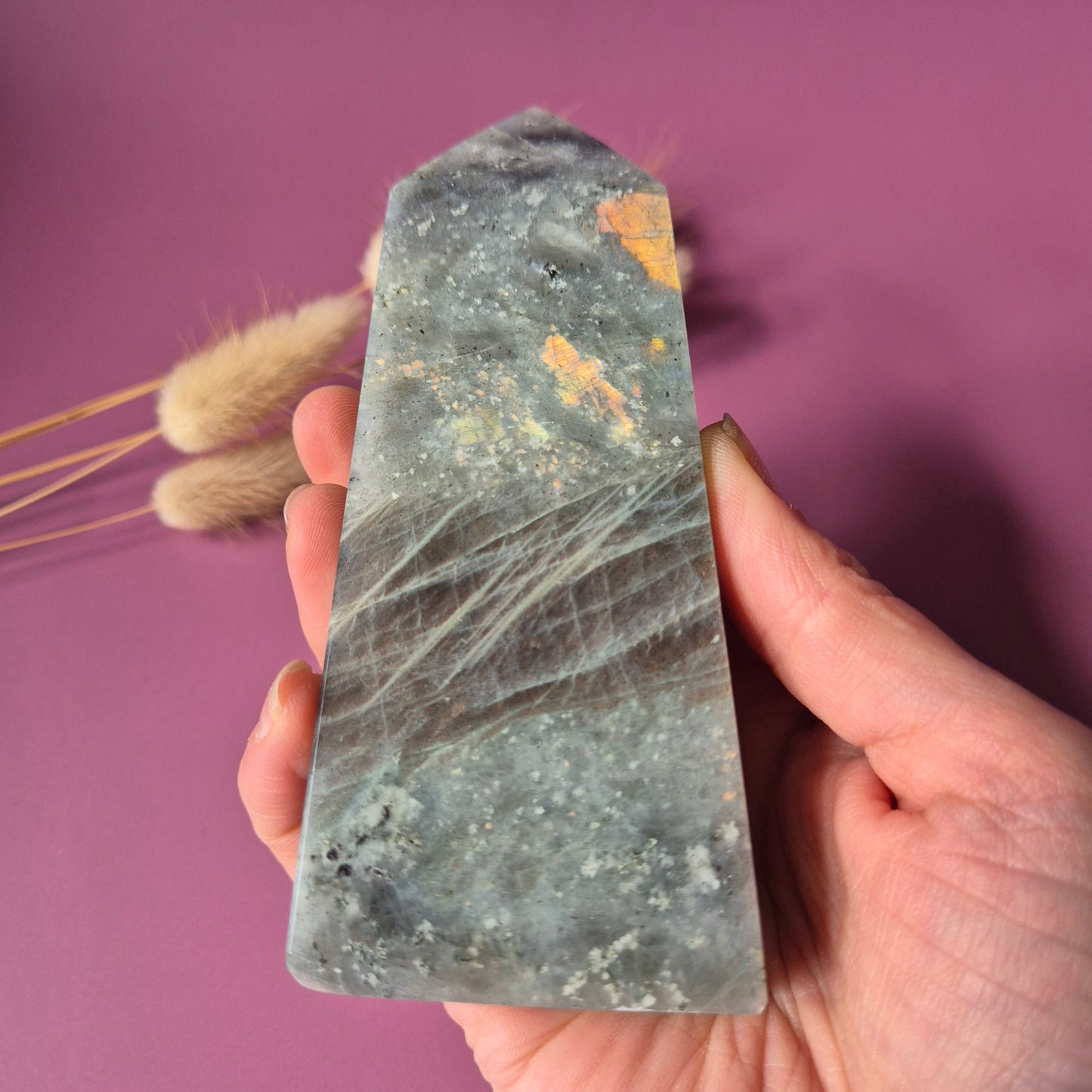 XL Edelsteen Paarse / Regenboog Labradoriet Tower met Oranje Flash – 256g