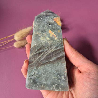 XL Edelsteen Paarse / Regenboog Labradoriet Tower met Oranje Flash – 256g