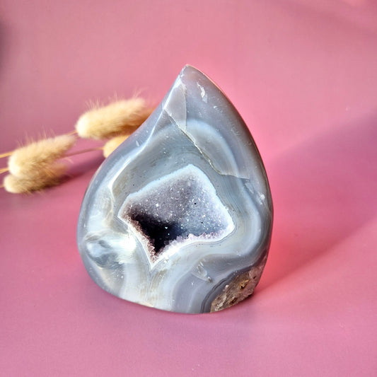 Druzy Grijze Agaat Druppelvormige Drop / Flame Staande Edelsteen Kristal - #27 551g.