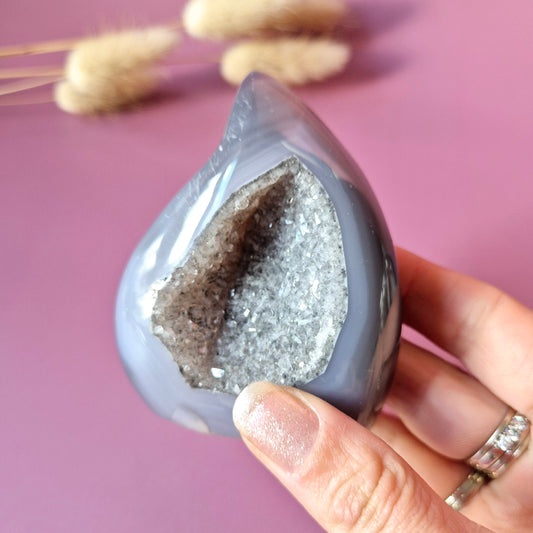 Druzy Grijze Agaat Druppelvormige Drop / Flame Staande Edelsteen Kristal - #30 190g.