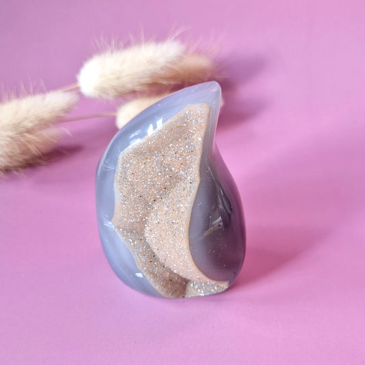 Druzy Grijze Agaat Druppelvormige Drop / Flame Staande Edelsteen Kristal - #32 172g.