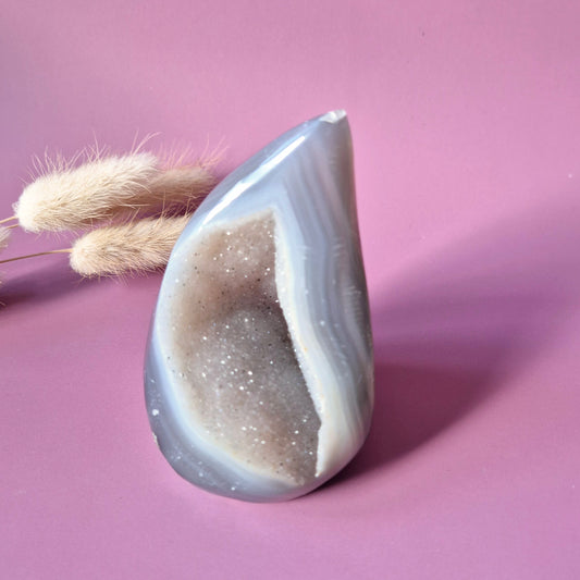 Druzy Grijze Agaat Druppelvormige Drop / Flame Staande Edelsteen Kristal - #34 344g.