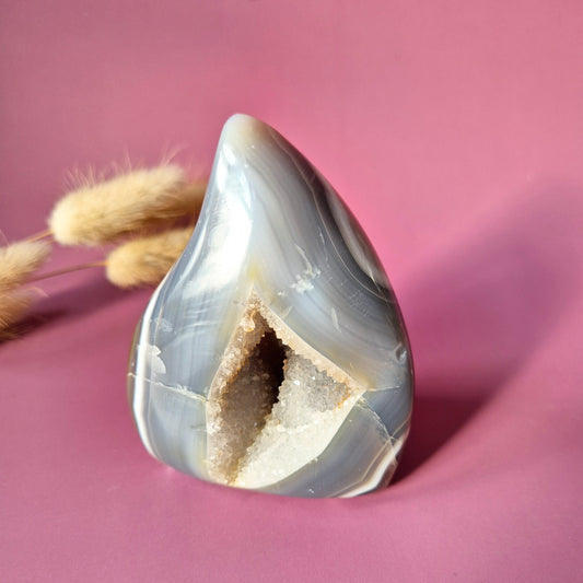 Druzy Grijze Agaat Druppelvormige Drop / Flame Staande Edelsteen Kristal - #36 326g.