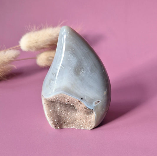 Druzy Grijze Agaat Druppelvormige Drop / Flame Staande Edelsteen Kristal - #39 163g.