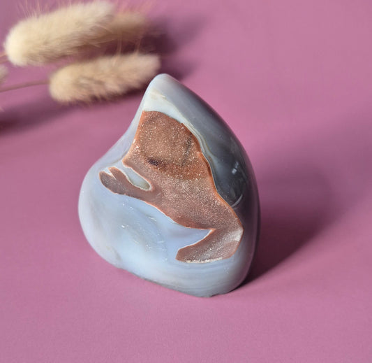 Druzy Grijze Agaat Druppelvormige Drop / Flame Staande Edelsteen Kristal - #40 180g.