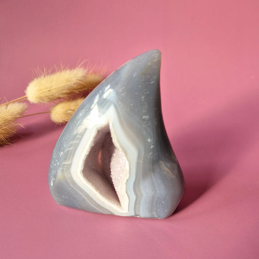 Druzy Grijze Agaat Druppelvormige Drop / Flame Staande Edelsteen Kristal - #42 248g.