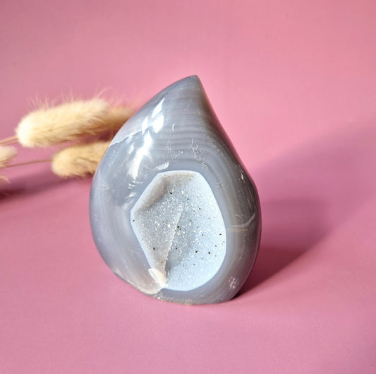 Druzy Grijze Agaat Druppelvormige Drop / Flame Staande Edelsteen Kristal - #43 345g.