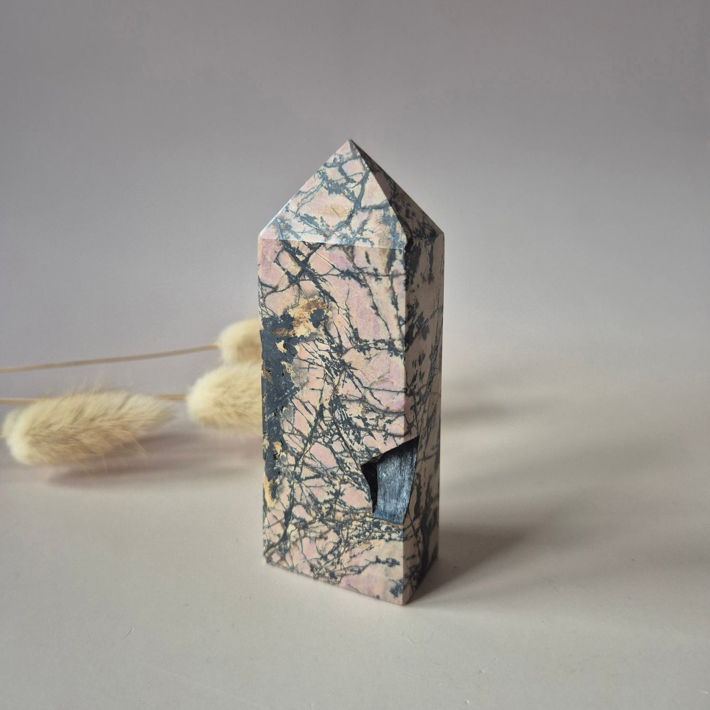 Edelsteen Rhodoniet Toren – 186 g | Hartheling & Emotionele Balans