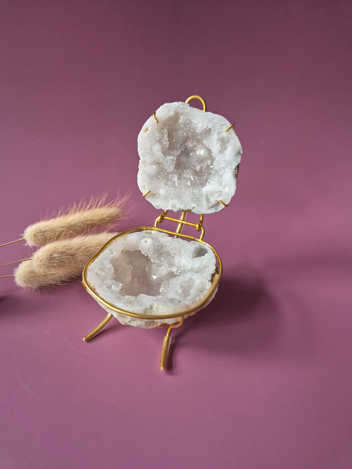 Edelsteen Bergkristal Quartz Geode op Gouden Standaard (6–7 cm)