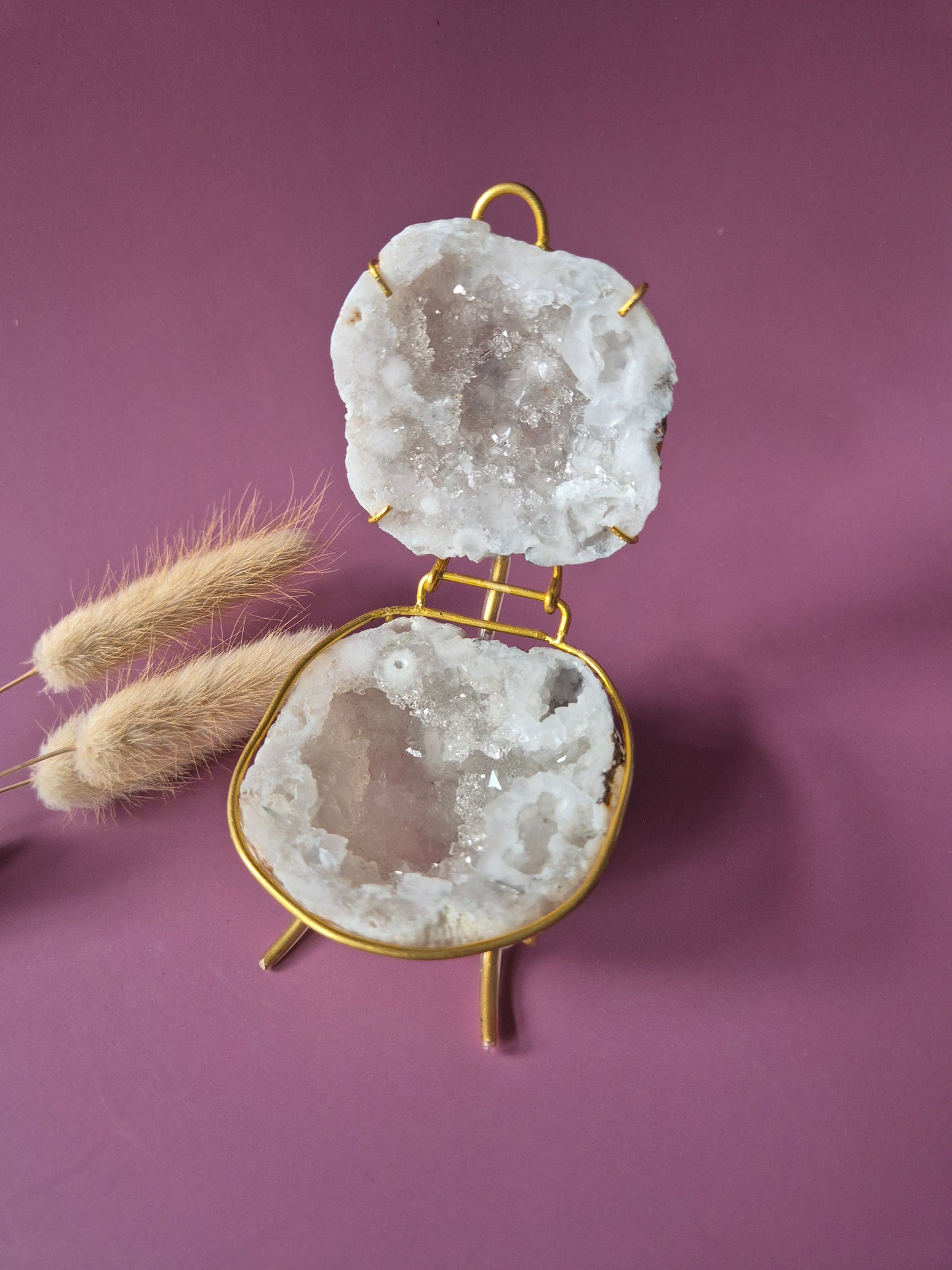 Edelsteen Bergkristal Quartz Geode op Gouden Standaard (6–7 cm)